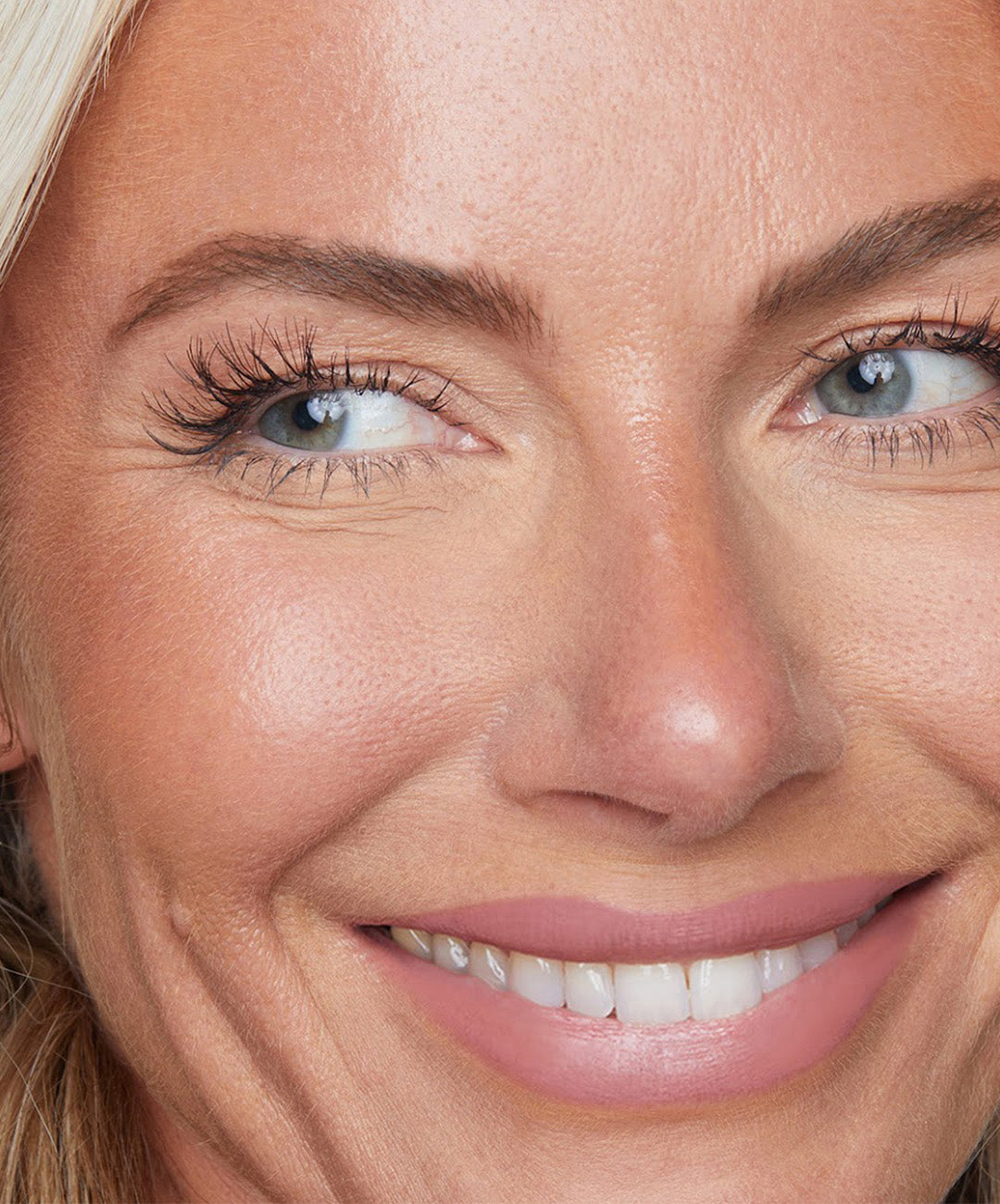 | desc: | text: light Model wears Lip Sculpt in shade Blush