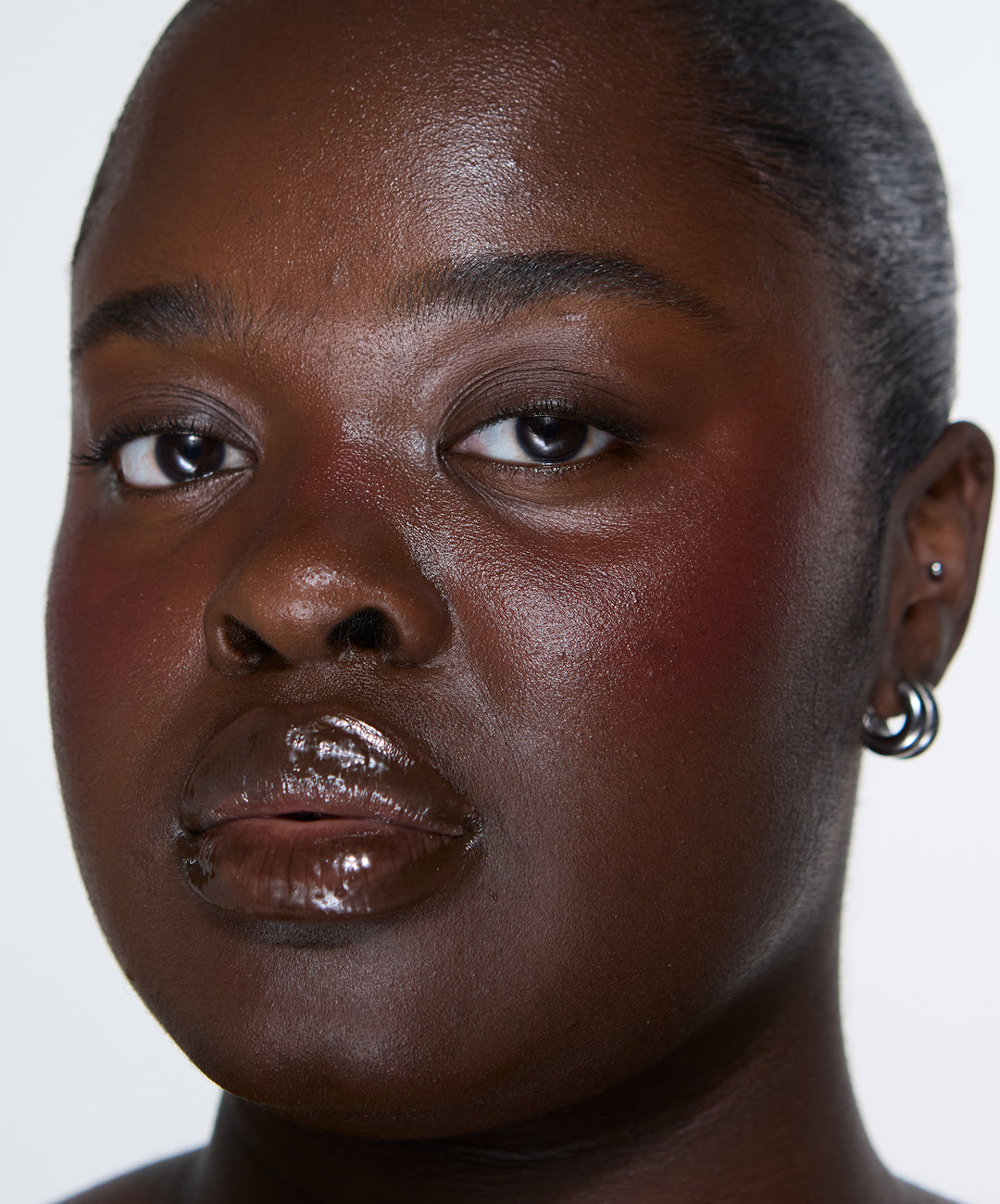 | desc: | text: light Model wears Lip Gloss in Clove