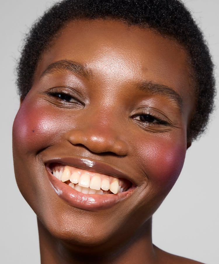 | desc: Elisabeth wears shade Guava 