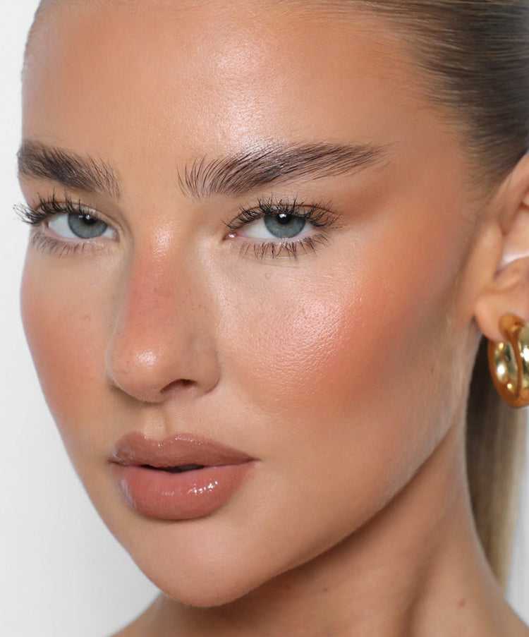 | desc: | text: light Jess wears Brow Tint in Mid Brown