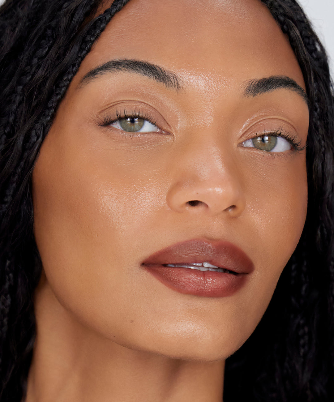 | desc: | text: light Grace wears Blur Liner in shade Clay