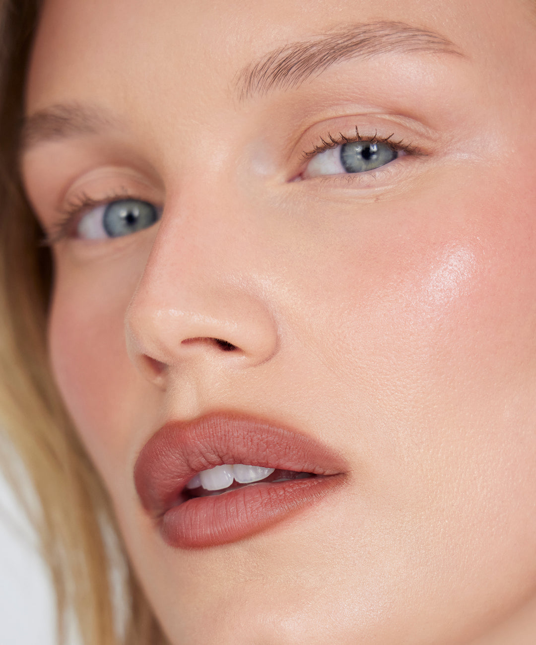 | desc: | text: light Scarlet wears Blur Liner in shade Clay