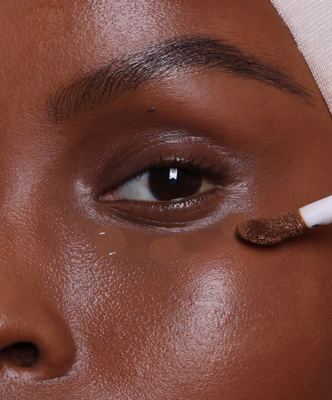 | desc: | text: light Xandi wears shade 20N